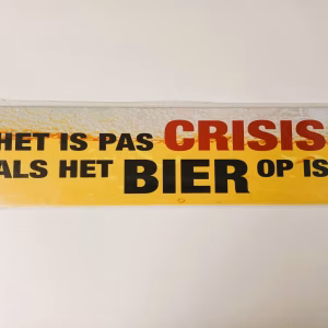 metalen bord het is pas crisis als het bier op is