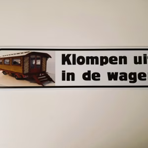 metalen bord 10 x 40 klompen uit in de wagen