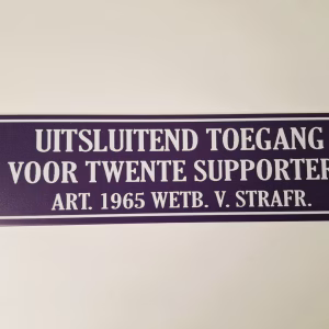 metalen bord uitsluitend toegang fc twente supporters