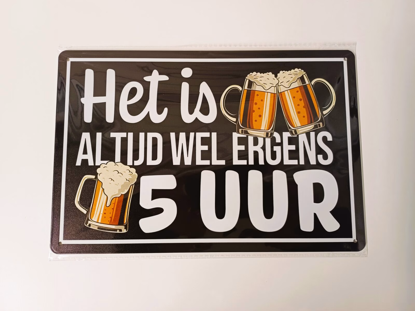 Metalen Bord Het Is Altijd Wel Ergens 5 Uur – Bier Decoratie 30x20 cm 1 Metalen bord Het Is Altijd Wel Ergens 5 Uur bier decoratie 30x20 cm