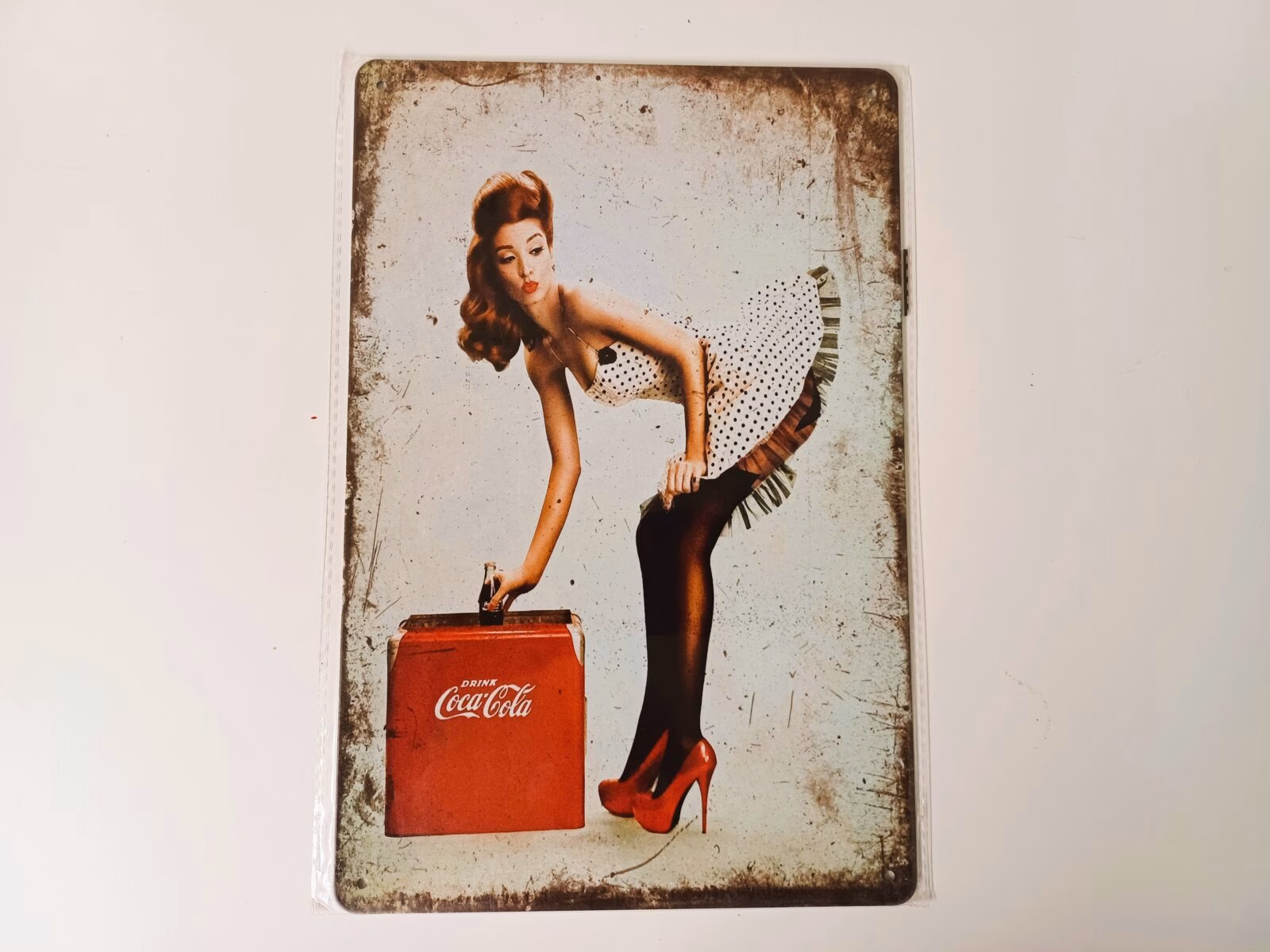 Metalen Bord Coca-Cola Pin-Up 30x20 cm 1 Metalen Bord Coca-Cola Pin-Up met vintage dame en retro Coca-Cola koeltas
