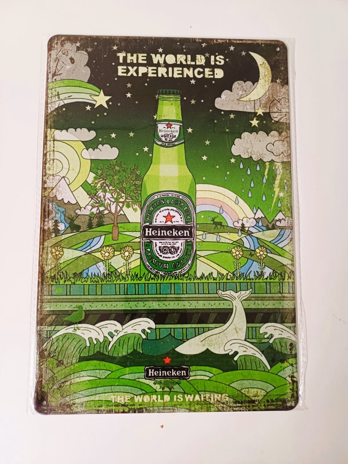 Metalen Bord Heineken The World Is Waiting 30x20 cm 1 Metalen Bord Heineken The World Is Waiting met groene Heineken fles en kleurrijke achtergrond