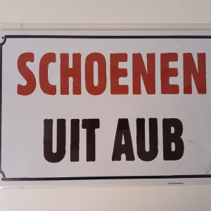 metalen bord schoenen uit aub