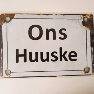 metalen bord ons huuske