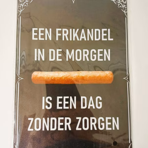 metalen bord een frikandel in de morgen