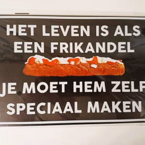 metalen bord het leven is als een frikandel