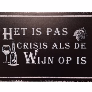 Metalen Bord Wijn Crisis met tekst Het is pas crisis als de wijn op is en afbeelding van wijnfles en wijnglas