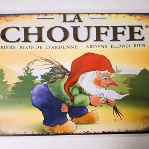 Metalen Bord La Chouffe Bier met het bekende kabouterfiguur en vintage bierdecoratie