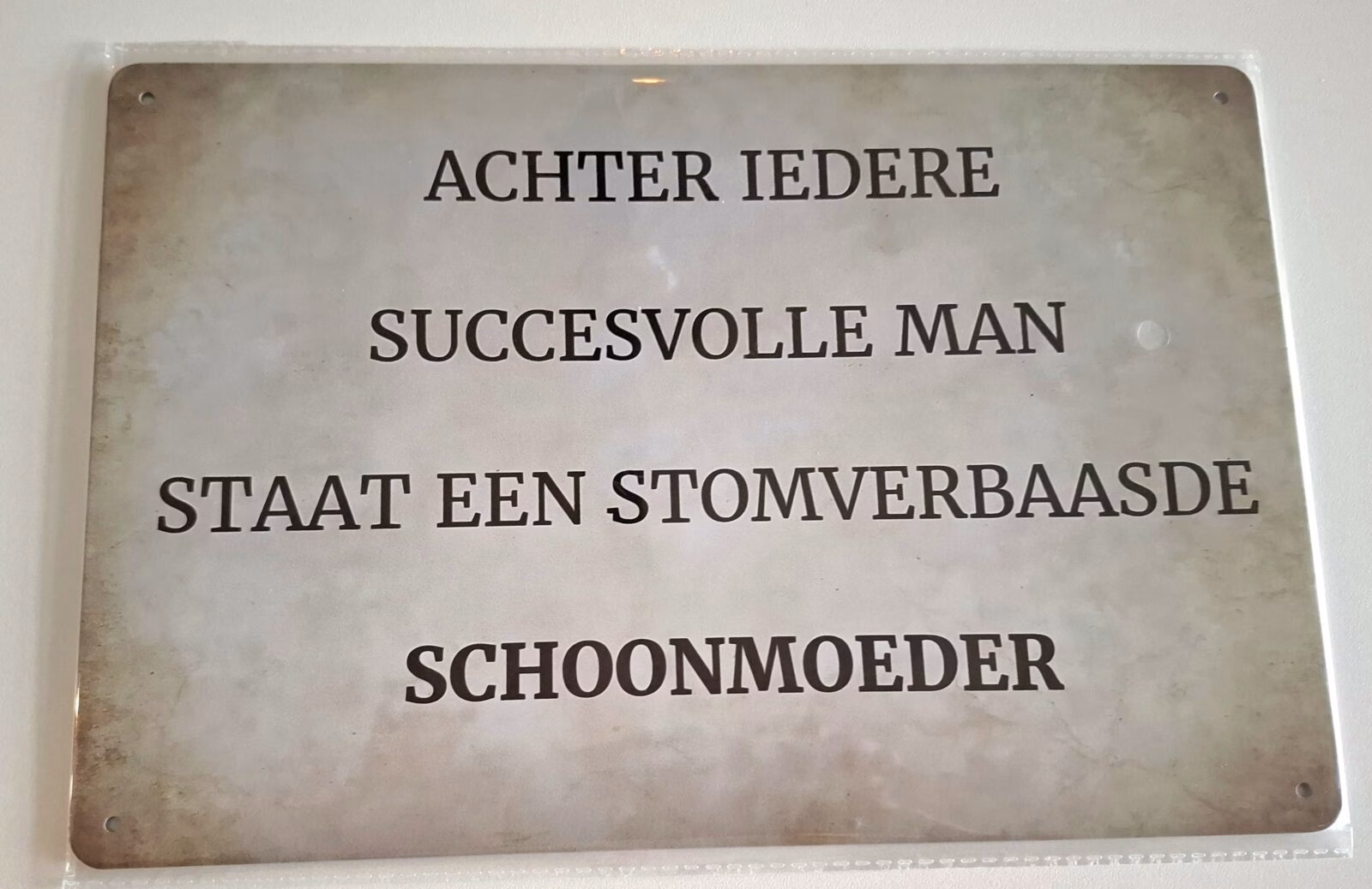 Metalen Bord Achter Iedere Succesvolle Man Staat Een Stomverbaasde Schoonmoeder 30x20 cm 1 Metalen Bord Achter Iedere Succesvolle Man Staat Een Stomverbaasde Schoonmoeder 30x20 cm