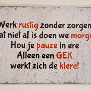 Metalen Bord Werk Rustig Zonder Zorgen met humoristische tekst voor werkplaats of garage 30x20 cm