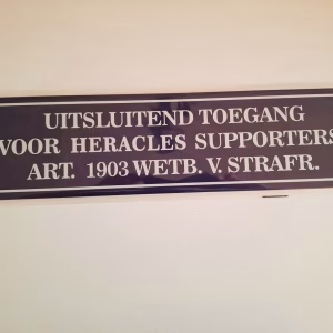 Metalen bord 10 x 440 uitsluitend toegang voor heracles supporters