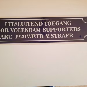 metalen bord 10 x 40 uitsluitend toegang voor volendam supporters
