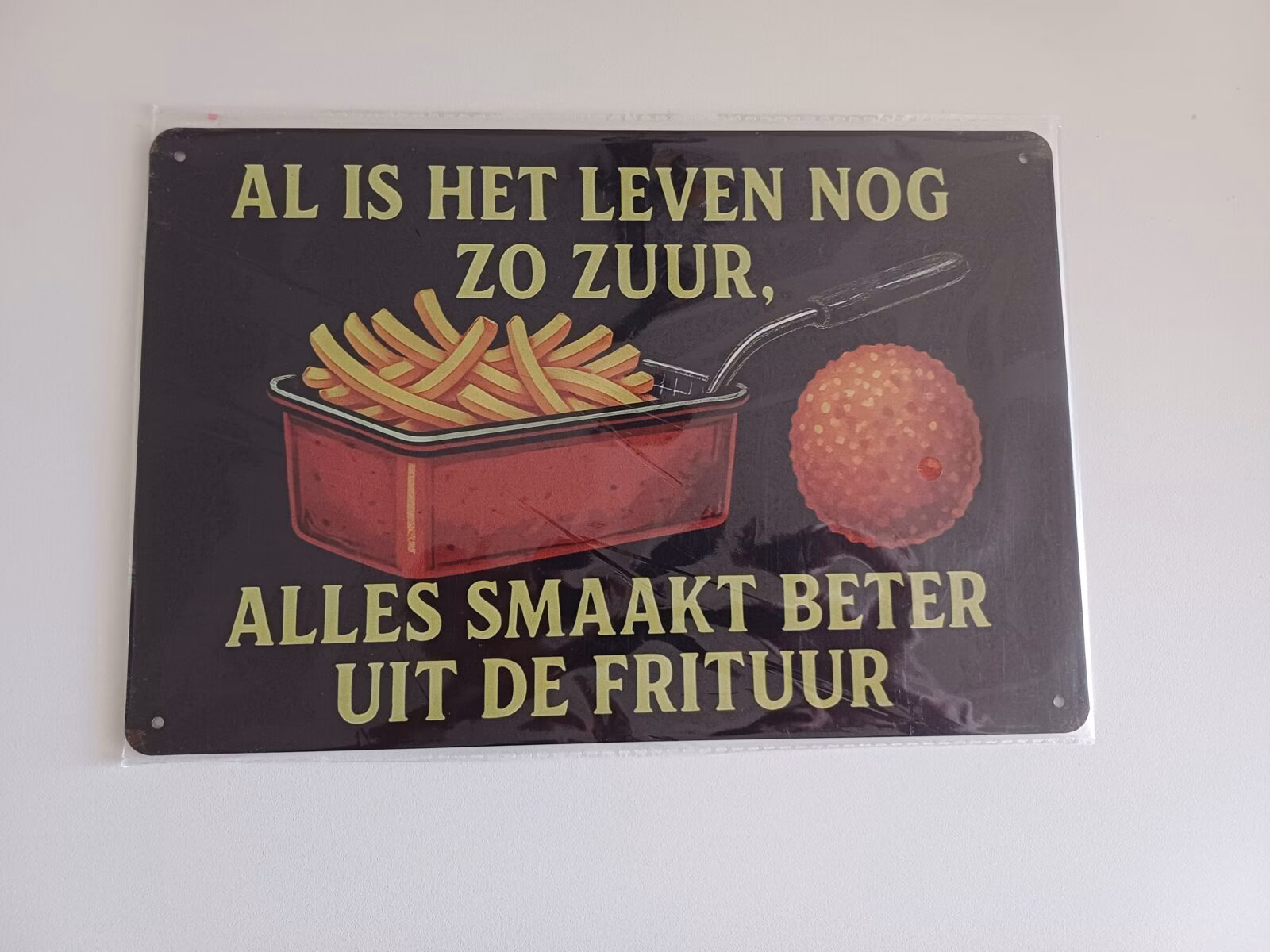 Metalen Bord Al Is Het Leven Nog Zo Zuur Alles Smaakt Beter Uit De Frituur 30x20 cm 1 Metalen Bord Al Is Het Leven Nog Zo Zuur Alles Smaakt Beter Uit De Frituur met frietjes en bitterbal 30x20 cm