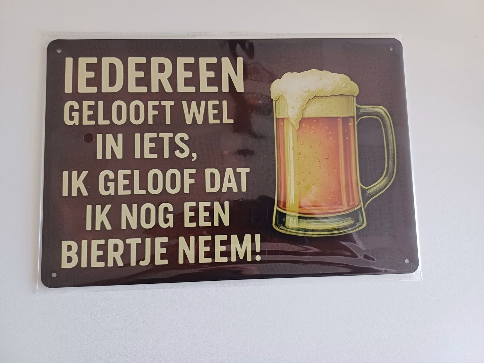 Metalen Bord Iedereen Gelooft Wel in Iets, Ik Geloof Dat Ik Nog Een Biertje Neem – Bier Decoratie 30x20 cm 1 Metalen bord Iedereen gelooft wel in iets ik geloof dat ik nog een biertje neem bier decoratie 30x20 cm