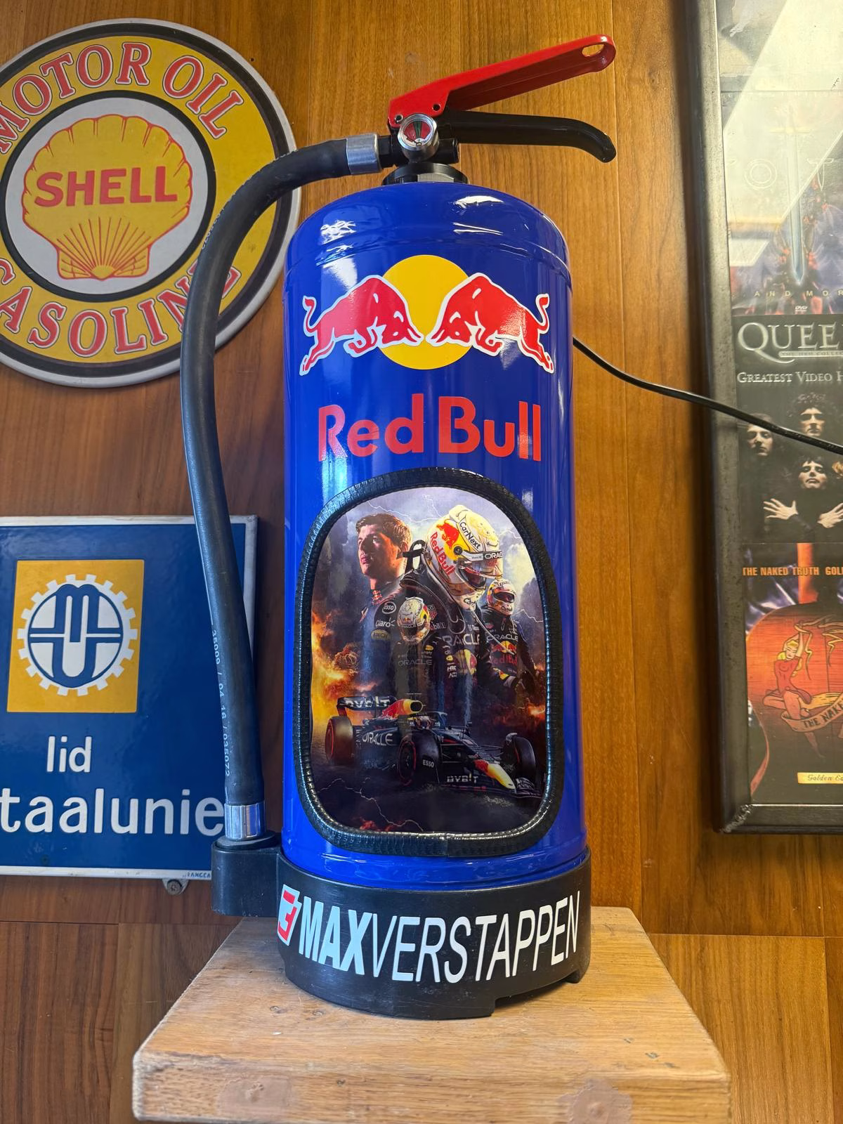 Red Bull & Max Verstappen Brandblusser Lamp – Unieke Mancave Verlichting 1 Red Bull & Max Verstappen brandblusser lamp